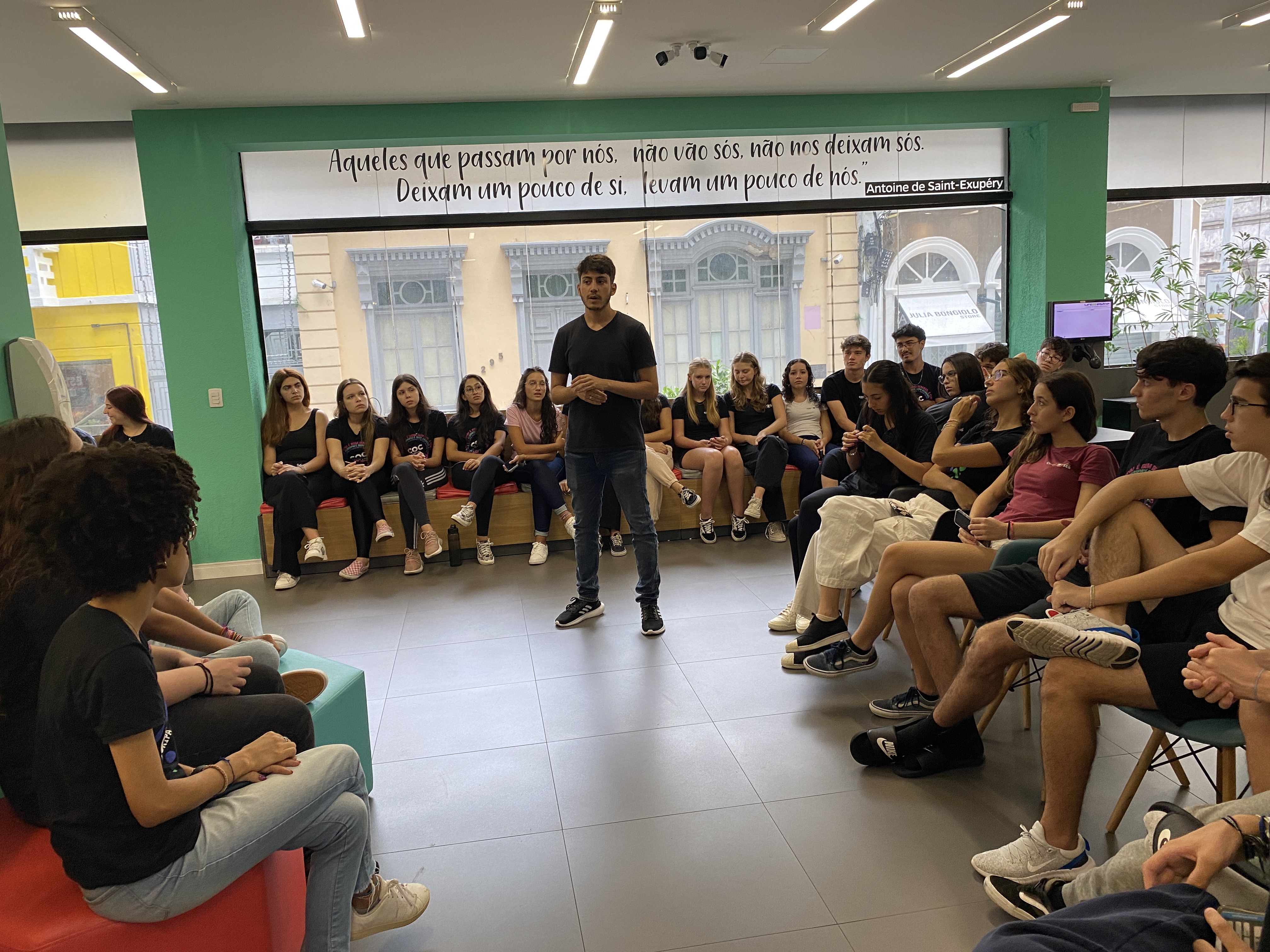 Jovens olhando para frente.