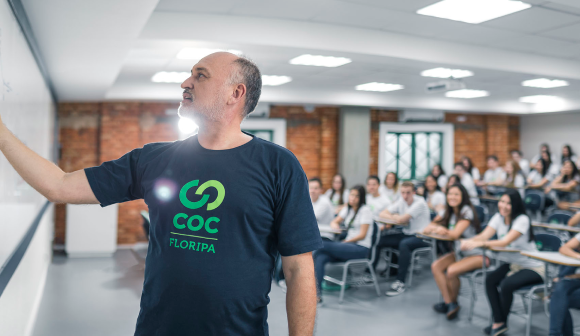 Professor apresentando em uma sala de aula.