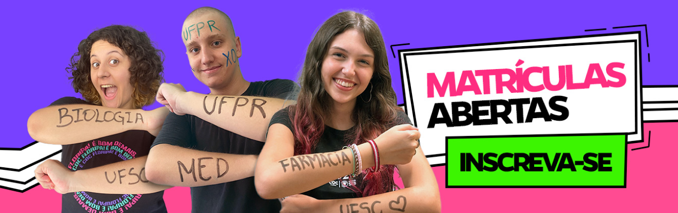 Jovens sorrindo com escritas nos braços.