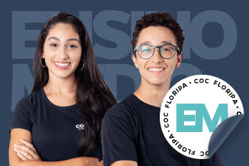 Dois jovens de braço cruzado sorrindo.