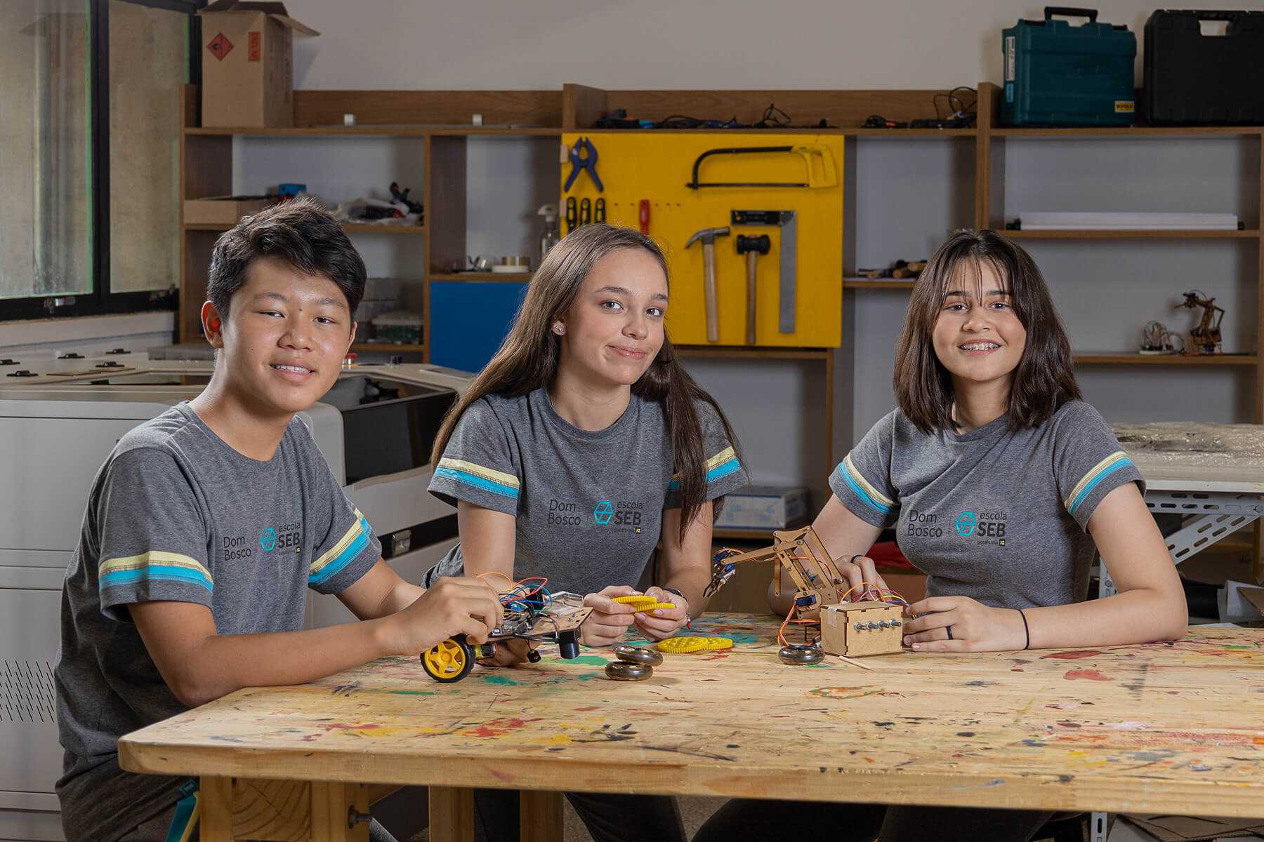 Estudantes em sala maker