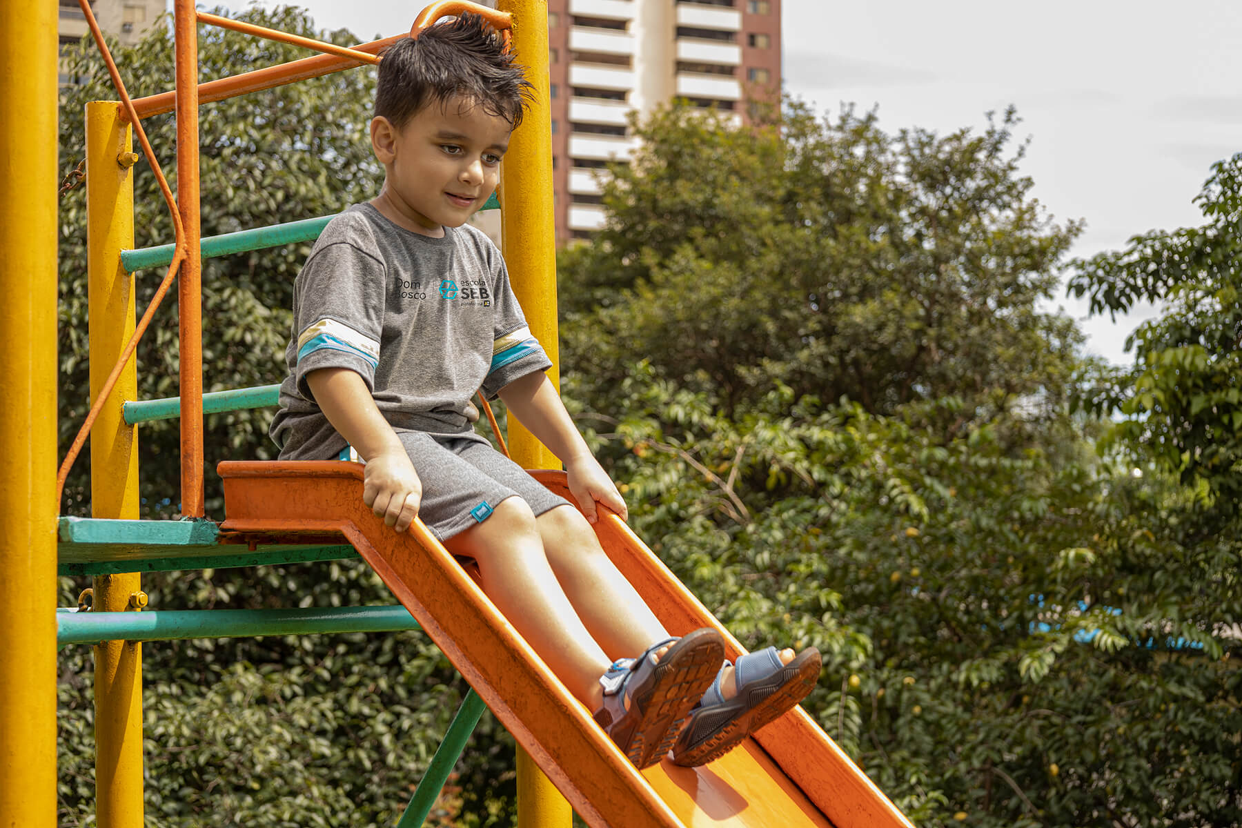 Estudante no escorregador